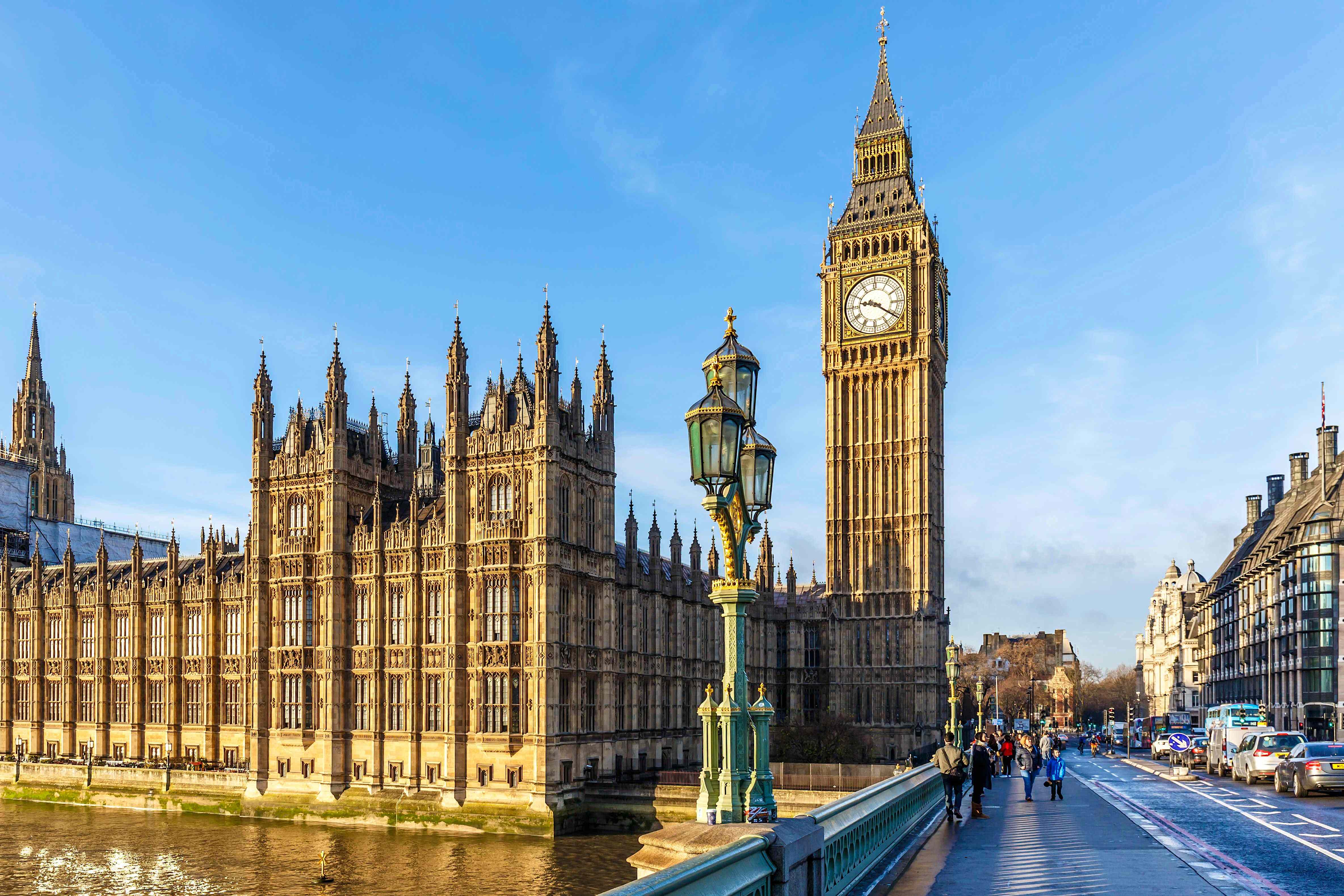 大本钟,这座雄伟的钟楼,不仅是伦敦的标志之一,更是英国历史的象征