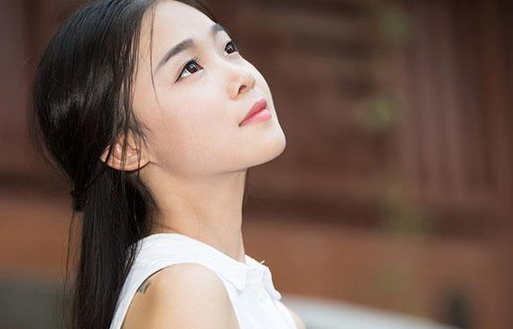 日主甲木生于丑月不得令,月干己土偏财透出,为