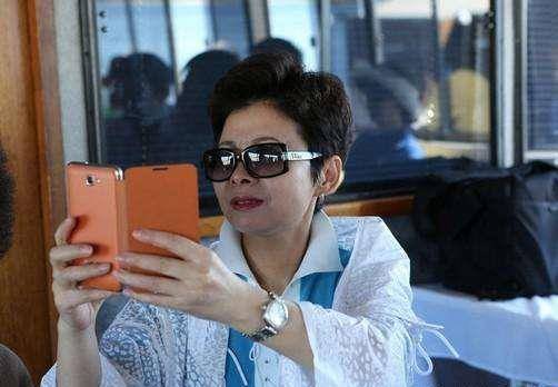 56岁歌手董文华近照打扮时尚端庄大方气质佳但身材略微发福_林萍_阅历