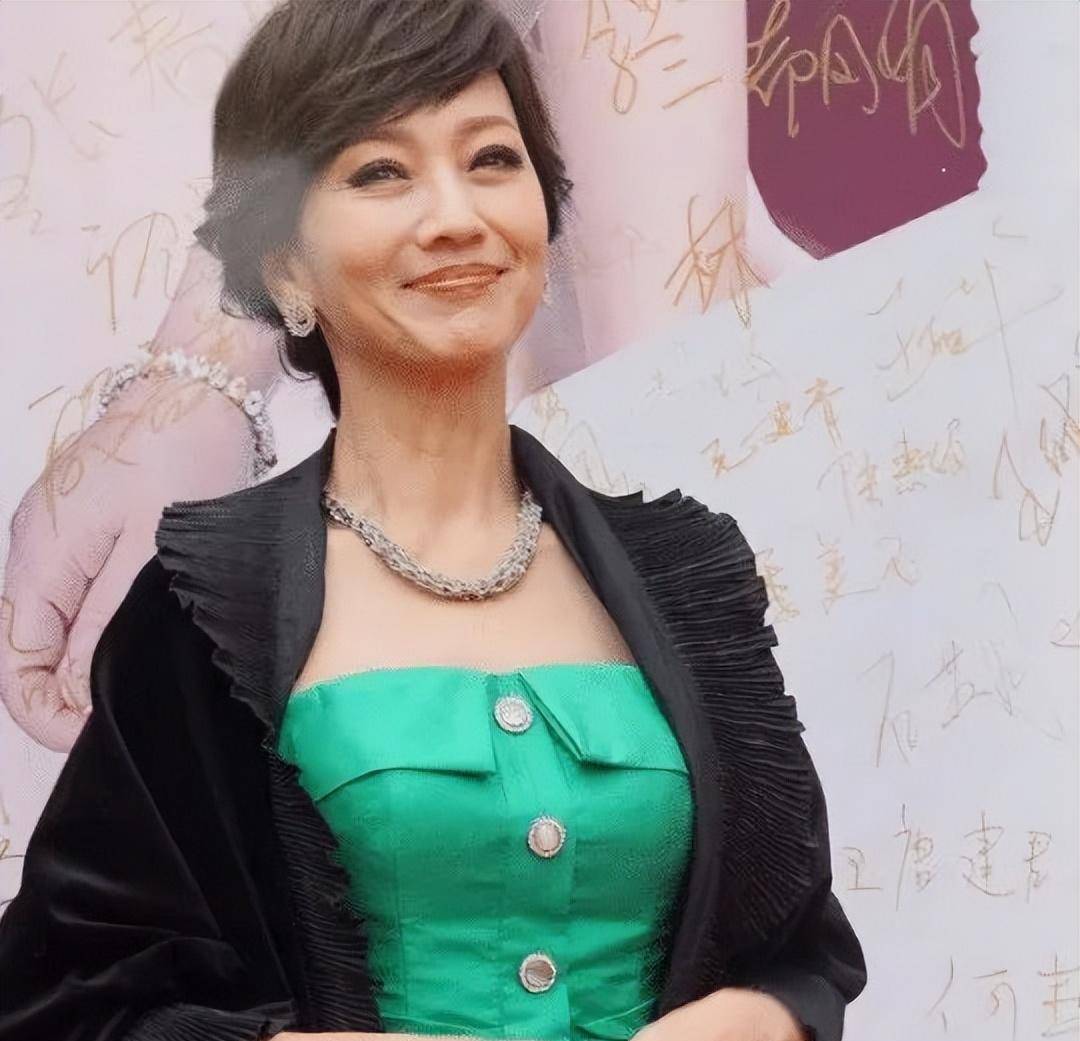 终于看到了赵雅芝的真面目,身穿绿色连衣裙,气质优雅_时尚_造型_魅力