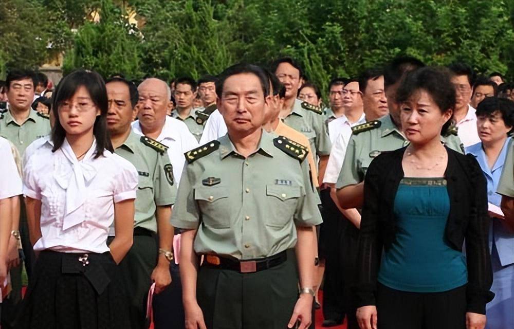 他曾任第二炮兵政委,岳父是谢富治,父亲是彭雪枫,61岁晋升上将_彭小枫