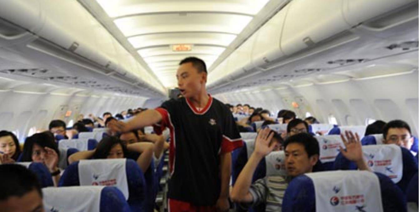 1989年,中国劫机案:亡命之徒铤而走险欲炸机,却被机长一脚踹昏_张振海