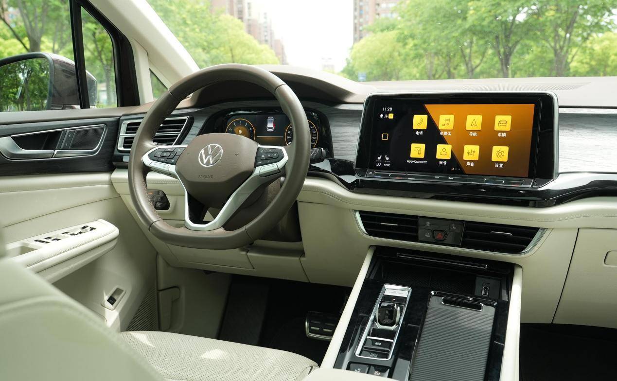 内饰,视觉上就更贴近家用的温馨感,而得益于大众家族模块化平台的功劳