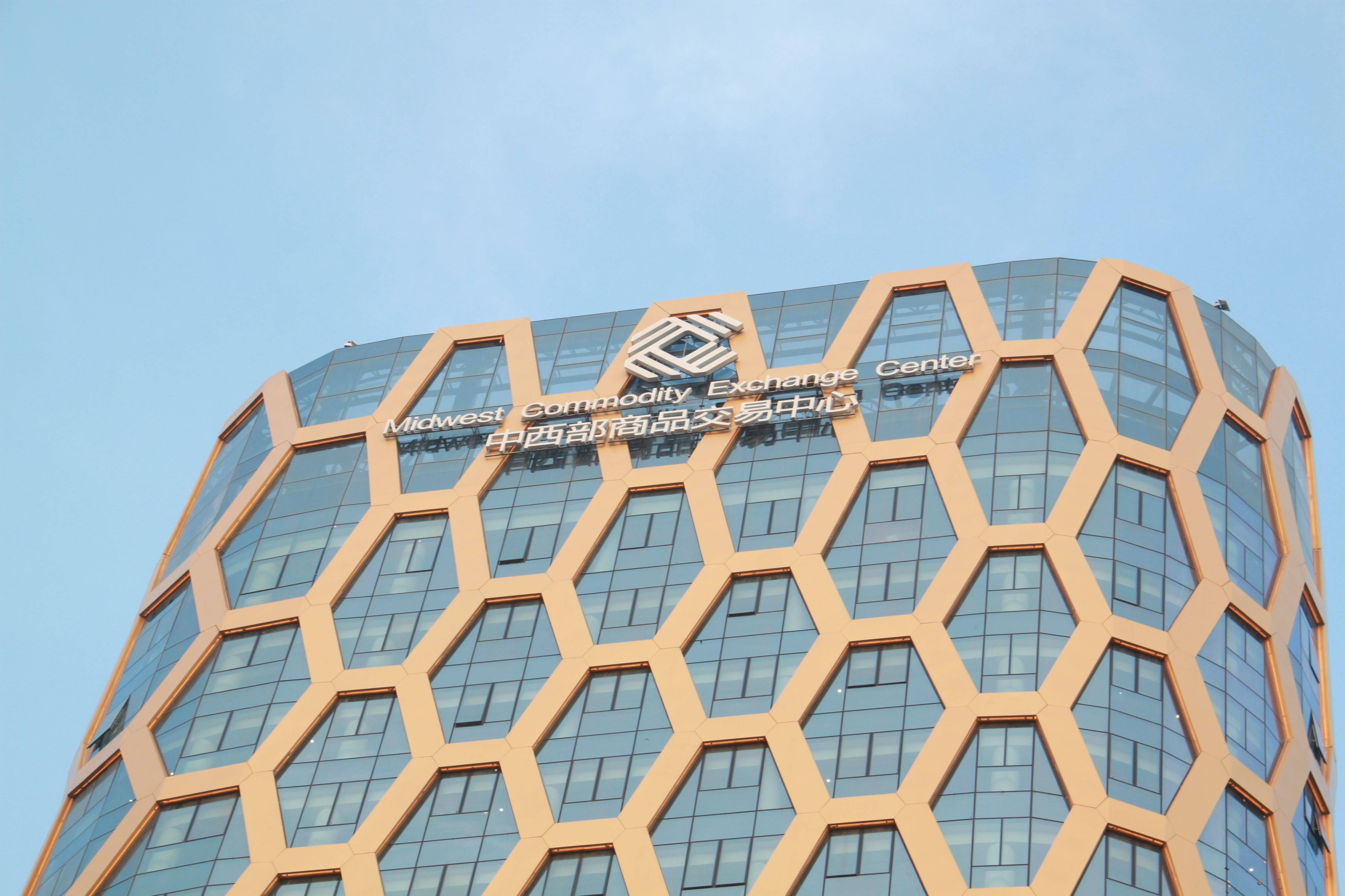 字工场分享:揭秘幕墙发光字装配式安装技术的爆款魅力!