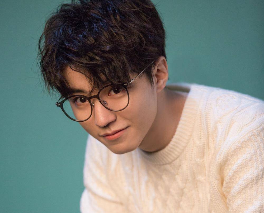 tfboys睡颜对比:王俊凯摆姿势,王源看着困,易烊千玺很霸气?