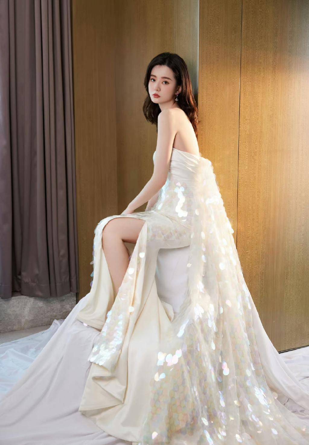 曾在热门电视剧《欢乐颂》中饰演温柔的关雎尔,演技出色;虽然第一次