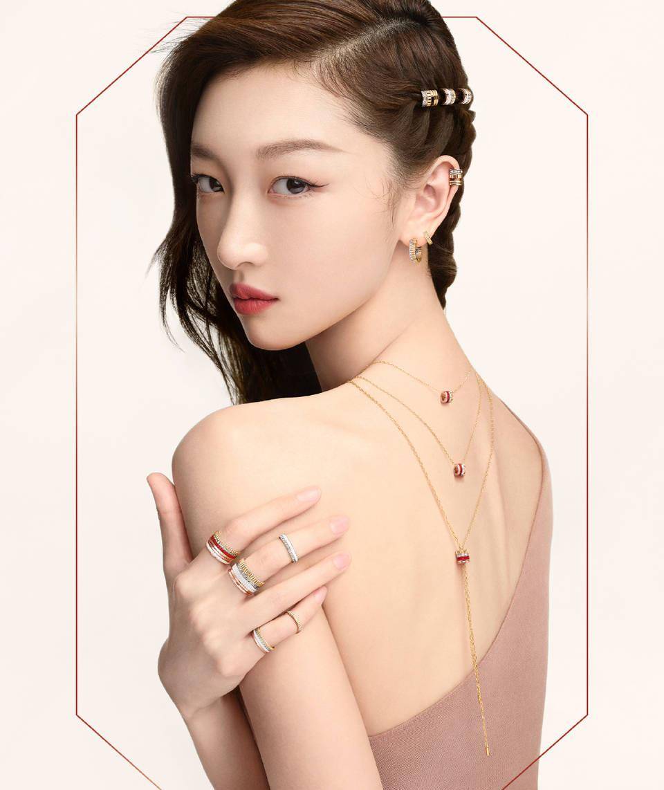 周冬雨斜肩穿,裙大秀光滑美背,歪头绽放治愈系的甜美笑容