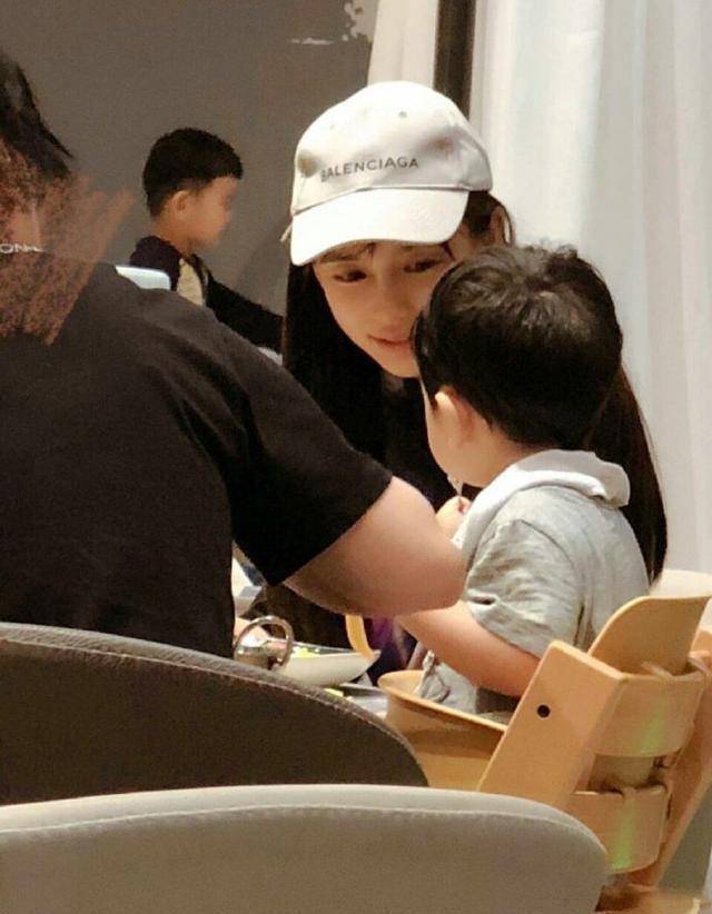 baby为儿子庆3岁生日,晒小海绵与奥特曼合影,小海绵长大了超酷_黄晓明