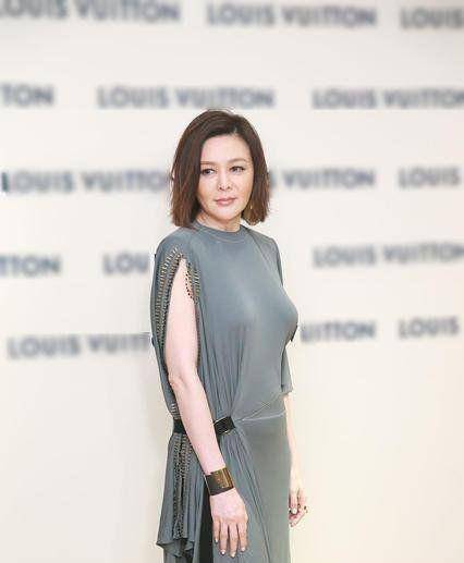 57岁关之琳近照曝光,身穿深v长花裙显好身材,优雅的"变老"_活动_女人