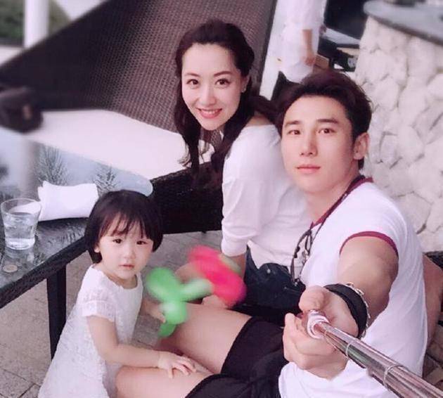 2013年,白冰在英皇最捧她的时候,和模特丁一相恋结婚,她慢慢回归家庭