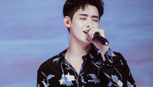 r1se张颜齐被曝恋情,疑与大5岁女高管公费恋爱?