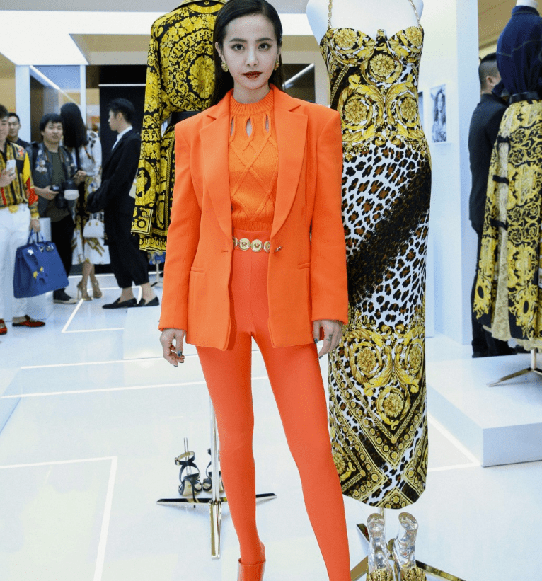 蔡依林终于不再低调,橙色袜子橙色西装变身青春靓女!_时尚_女孩_衣服