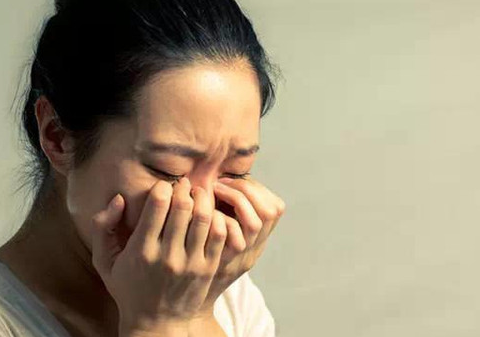 忘掉了心中的苦闷,休息的时候,她一个人在空荡荡的屋里,越想越委屈