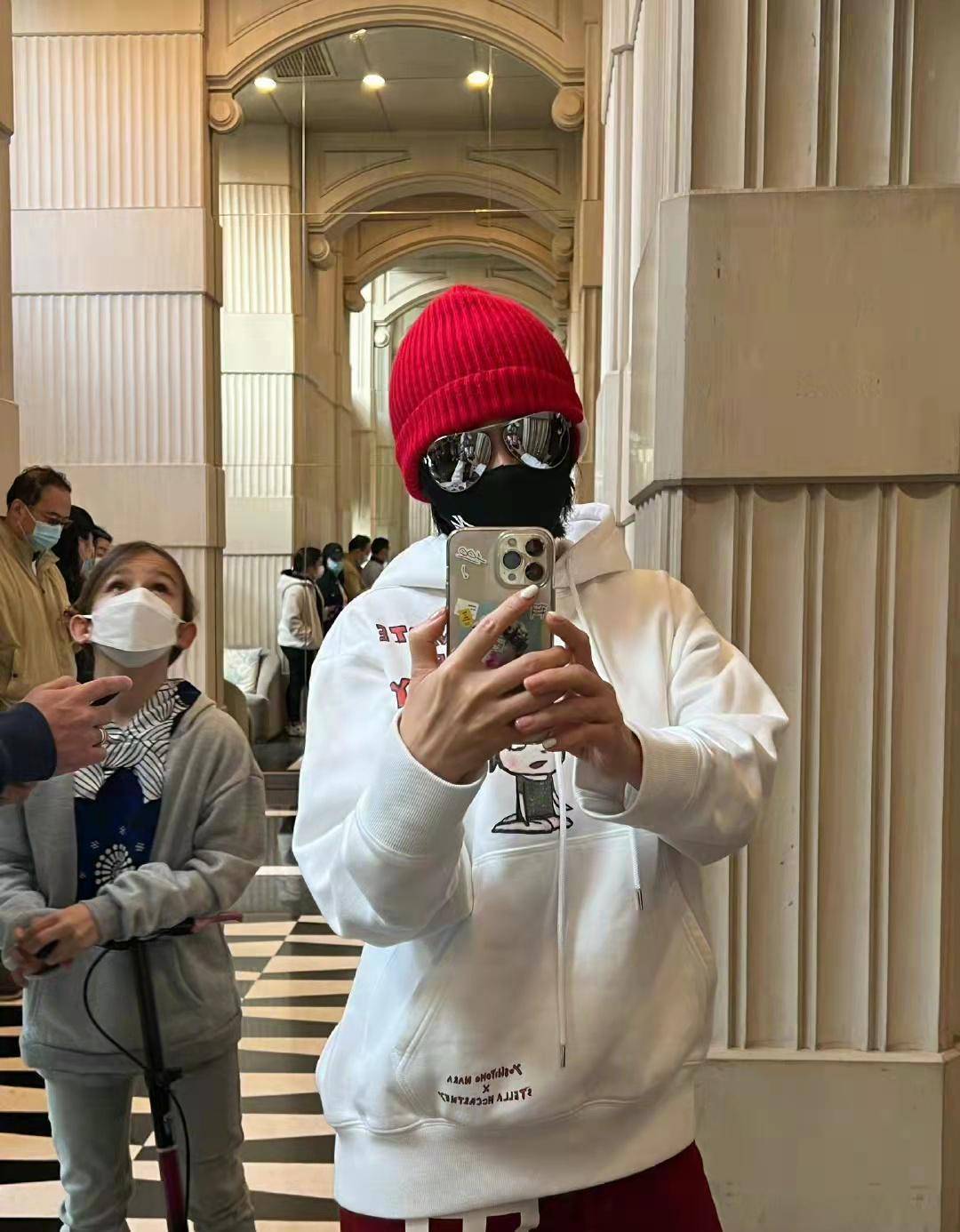 被偶遇做核酸,一身卫衣很显眼,整体状态很年轻_彭于晏_上海_郭敬明