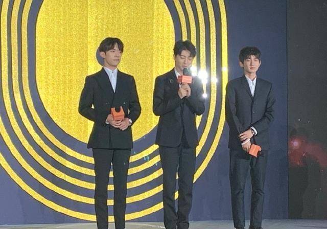 这么一看王俊凯真的好优越,个子又长高了,身高腿长脸精致,少年感和