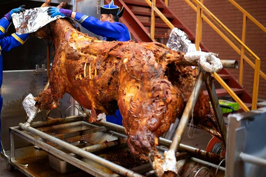 比如牛肉干,牛肉馅饼都是必吃的美味,当然最负盛名的还要属烤全牛