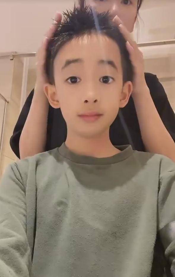 应采儿分享宅家生活,变身发型师为儿子剪发,jasper越长越帅_陈小春