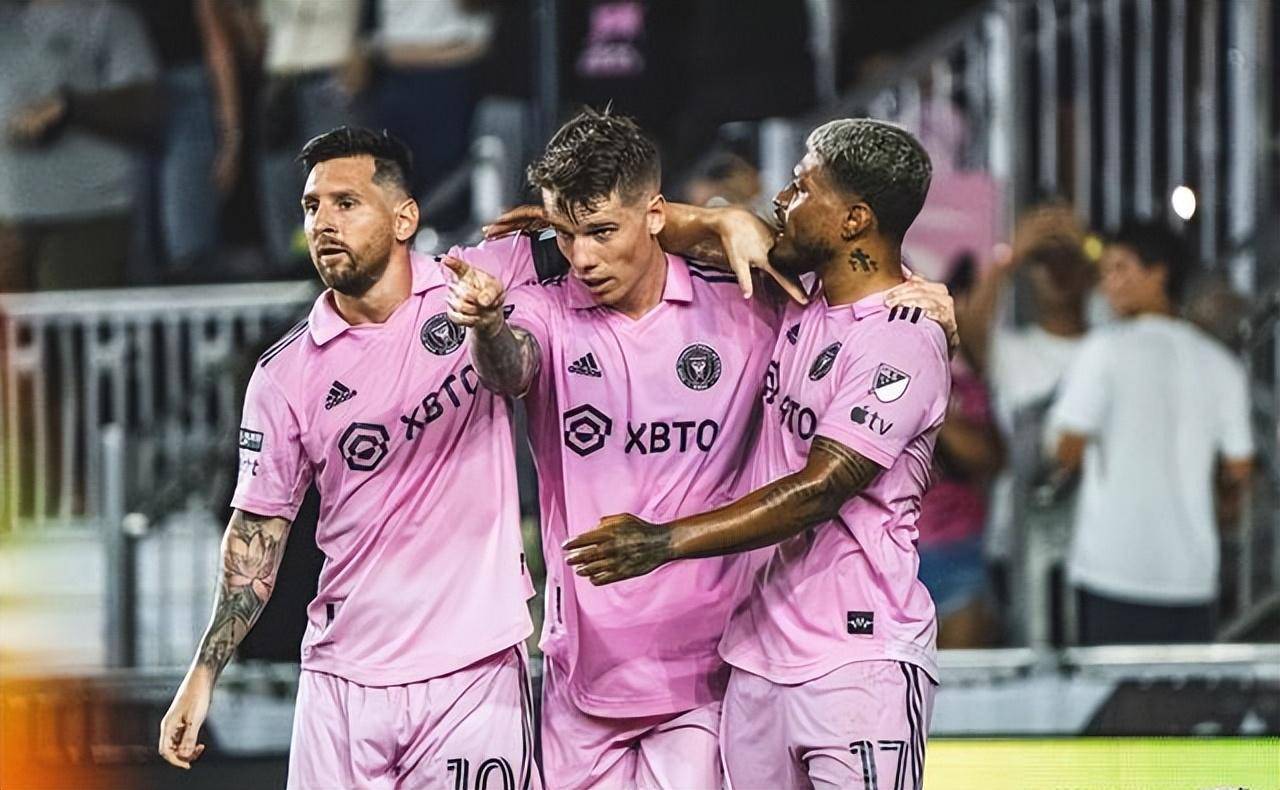 梅西赛后与nba球星库兹马拥抱合影,网友解读两大巨星的默契_比赛_篮球