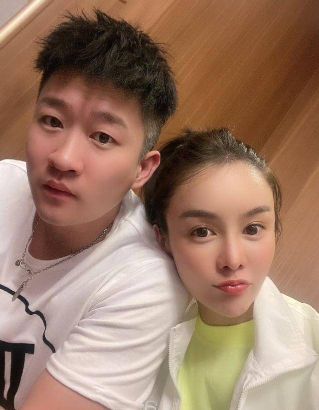 曹云金现任晒男友视角照,穿吊带裙秀好身材,力挺曹云金对自己好_恋情