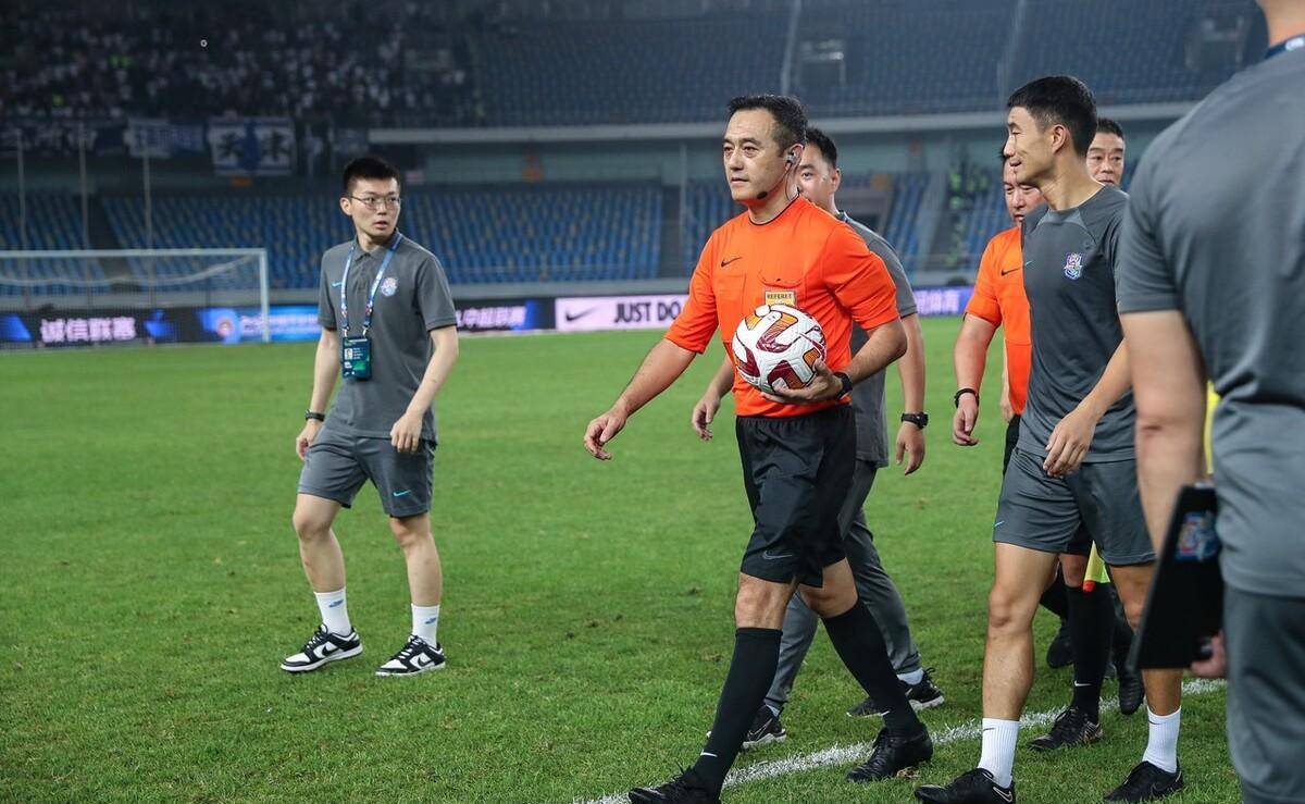 中超裁判:刘威主哨三镇战申花 黄翼执法泰山 保级大战王迪亮相_比赛