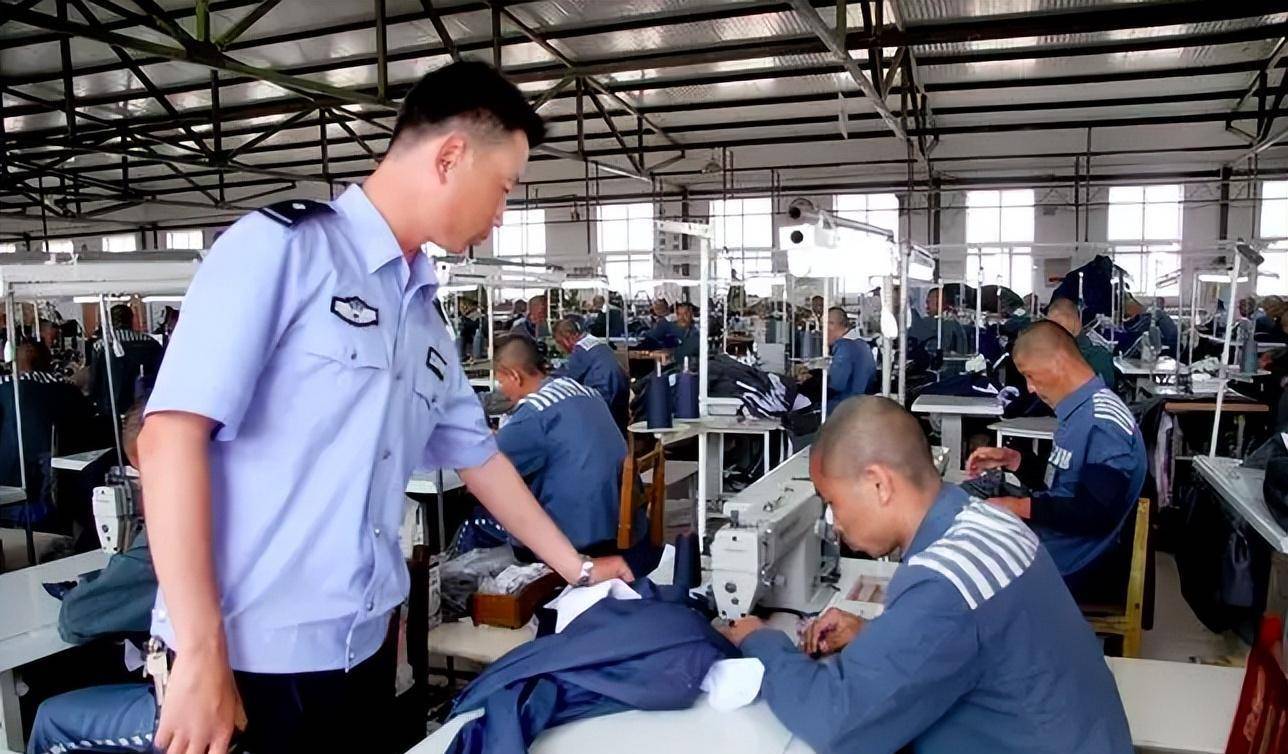 监狱里的电缝纫机五,每天工作时长11个小时,下午5点下班,周末休息