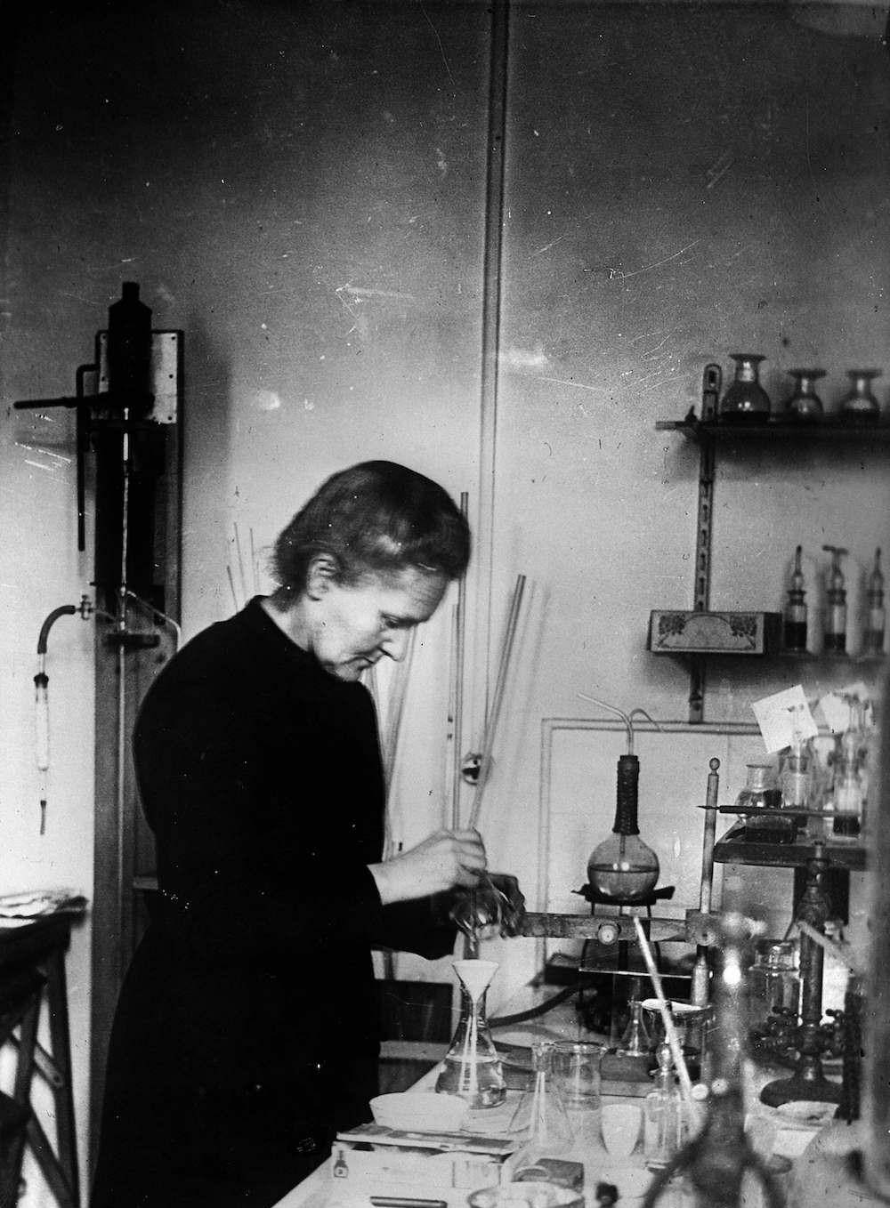 曾大言不惭地道:"居里夫人的贡献是充当了皮埃尔·居里先生的好助手