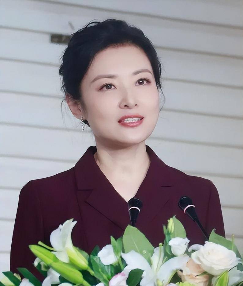 主持舞台17年,巅峰时选择退出,如今开始跨界拍电视剧_周涛_观众_工作