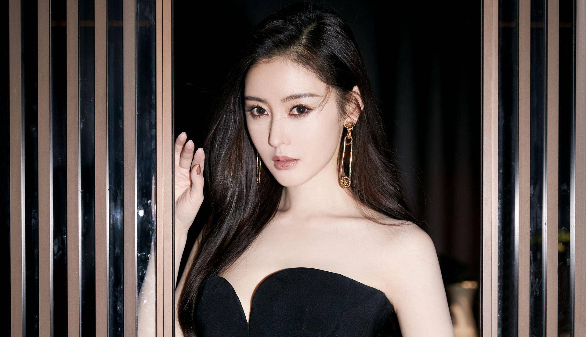 张天爱"葫芦臀"火了,时尚身材成亮丽风景线,穿抹身材裙让人眼馋_爱的