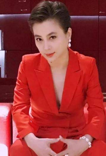 玉兔精李玲玉:两婚两离独自带娃,58岁仍单身却逆袭成霸道女总_生活