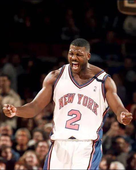 步行者身高2米10的两位内线球员里克施密茨和戴尔戴维斯进行肉搏对抗