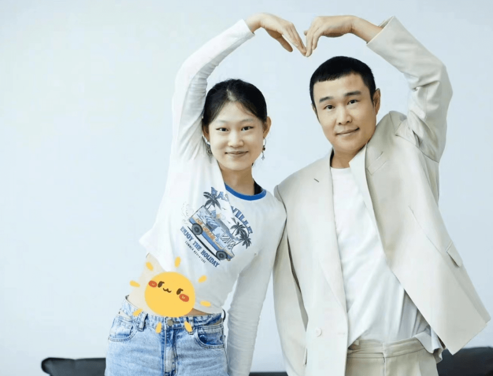 他就晒出获老婆女儿亲吻脸蛋画面,其乐融融的一家三口令人羡慕