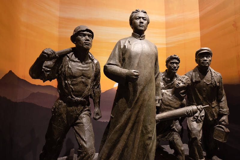 拼搏着,抗争着,战斗着,前赴后继……想要了解安源路矿工人运动的历史