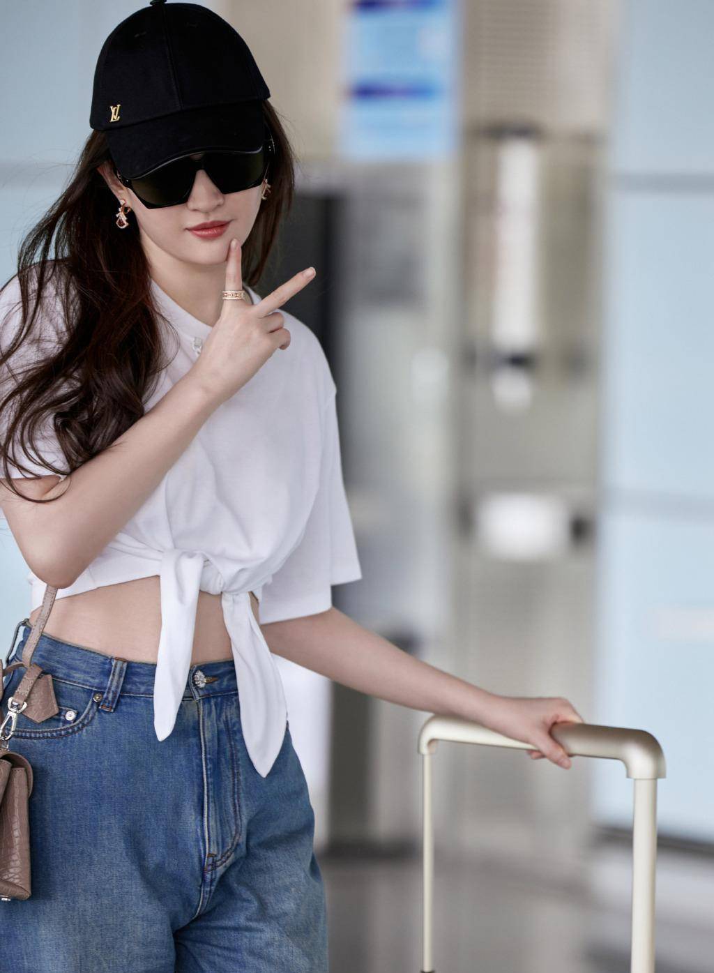 刘亦菲终于换风格了,穿白t恤牛仔裤露小蛮腰,看似简单却显高级_整体