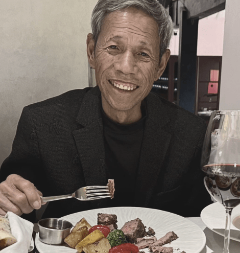 张焱的父亲是个朴实单纯的老爷子,拍摄剧情中大多都是乡村父子搞笑