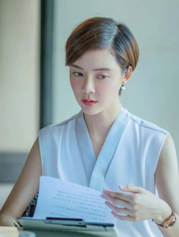 这次无论是造型还是性格都很出彩,一头"短小精干"的短发和她剧中专业