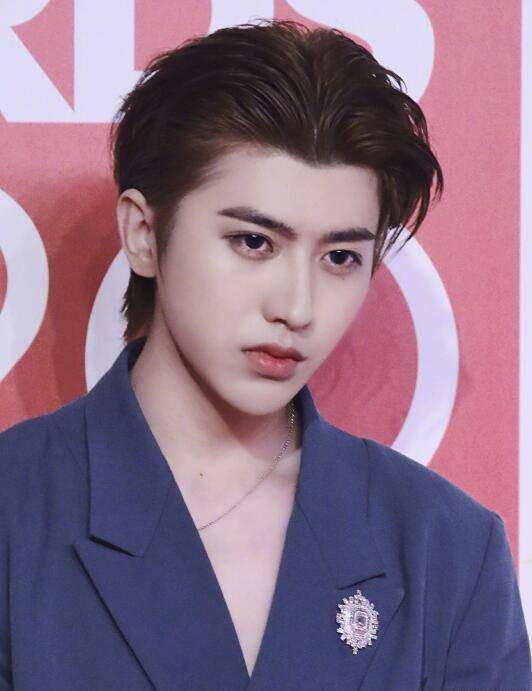 蔡徐坤张钧甯8年后再同框,当年14岁蔡徐坤还是小男孩,如今也成了大