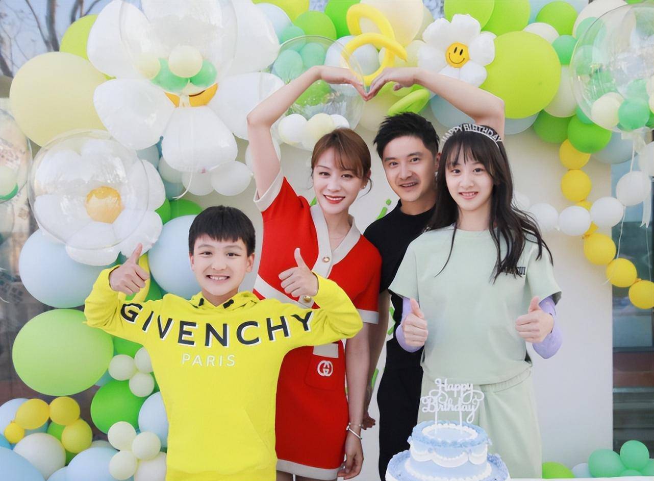叶一茜晒全家福庆生,与女儿森碟挽着手臂似姐妹,一家颜值都好高_田亮