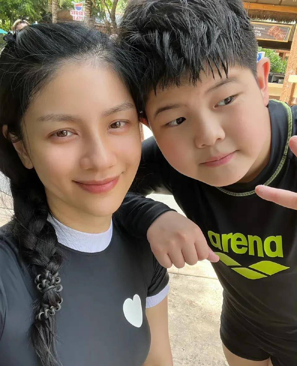 胡可晒幸福生活,47岁眼下皱纹明显,和安吉小鱼儿同框好幸福_沙溢_年龄