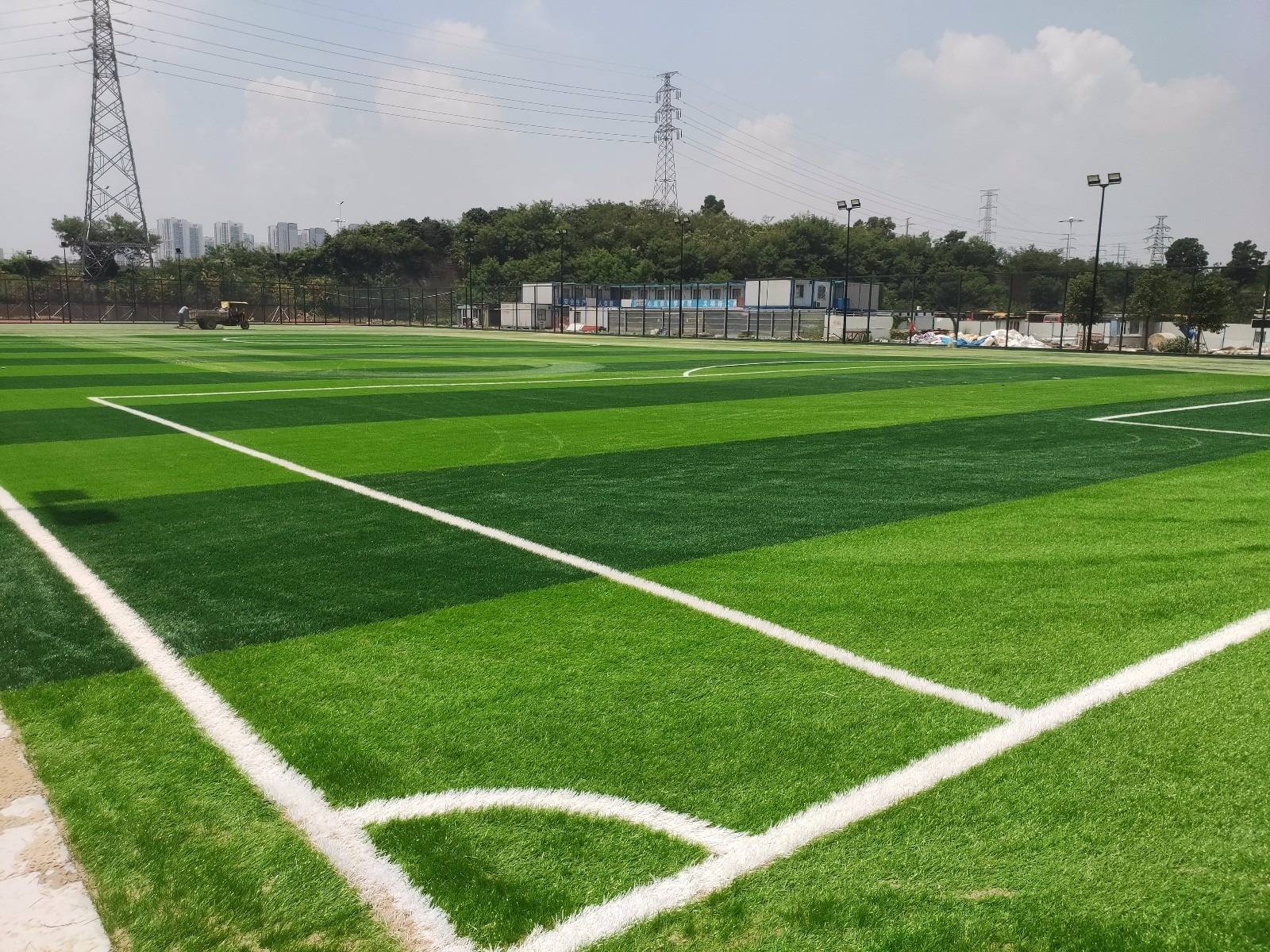 【炫耀蓝体育】人造草坪足球场施工流程,人造草坪足球场做法_进行