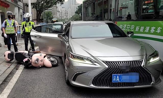 下车时警惕开门杀,正确开门方式你会吗_搜狐汽车_搜狐网