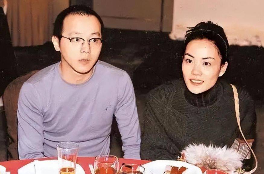 王菲:自己感情之路坎坷,哥哥56岁仍未婚,这究竟是为什么?