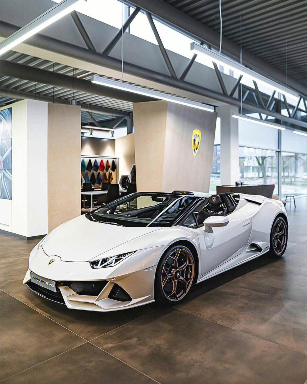 分别是宾利欧陆,阿斯顿马丁dbx和兰博基尼的huracan,外加4辆保姆车,供