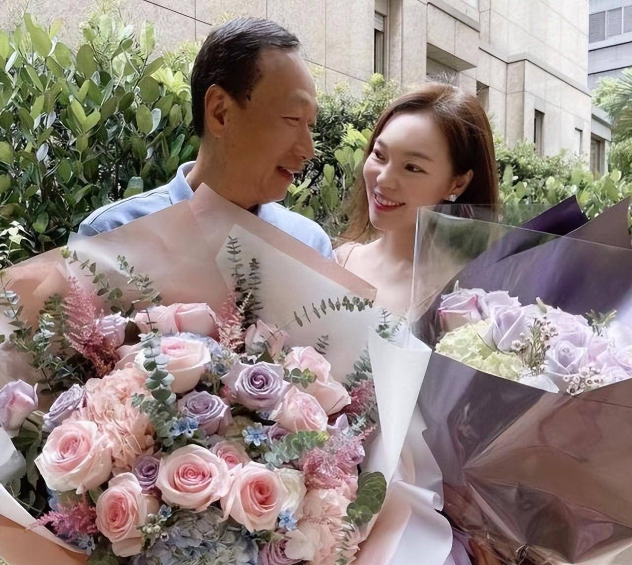 曾馨莹在国外度假,教小女儿打高尔夫,和郭台铭结婚14年感情甜蜜_豪门