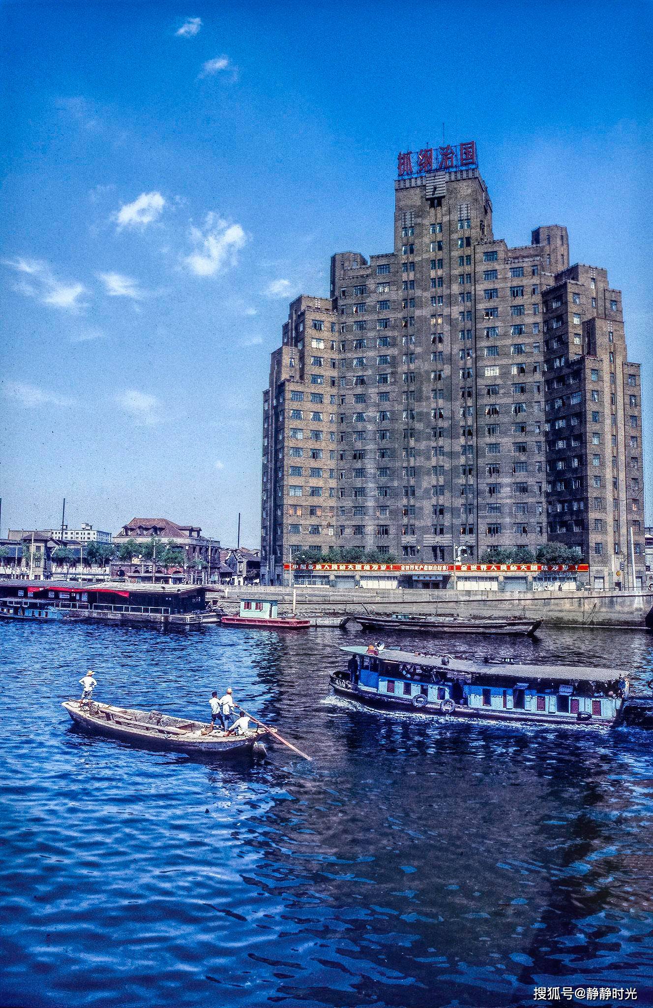 老照片:1978年,外国人镜头下的中国_上海_大厦_宣传画