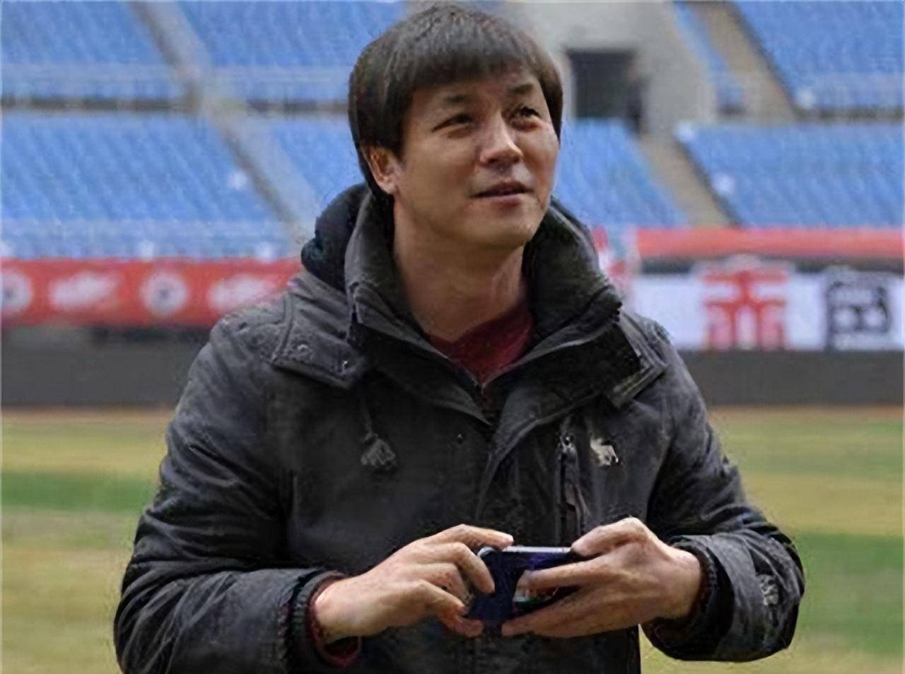 与空姐女子分手,独自抚养儿子,45岁仍单身_张玉宁_孙佳怡_联赛