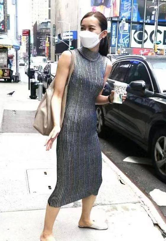 陈法拉在国外实在找不到款式,穿针织裙却反过来,露出大肚胯窄腰_身材