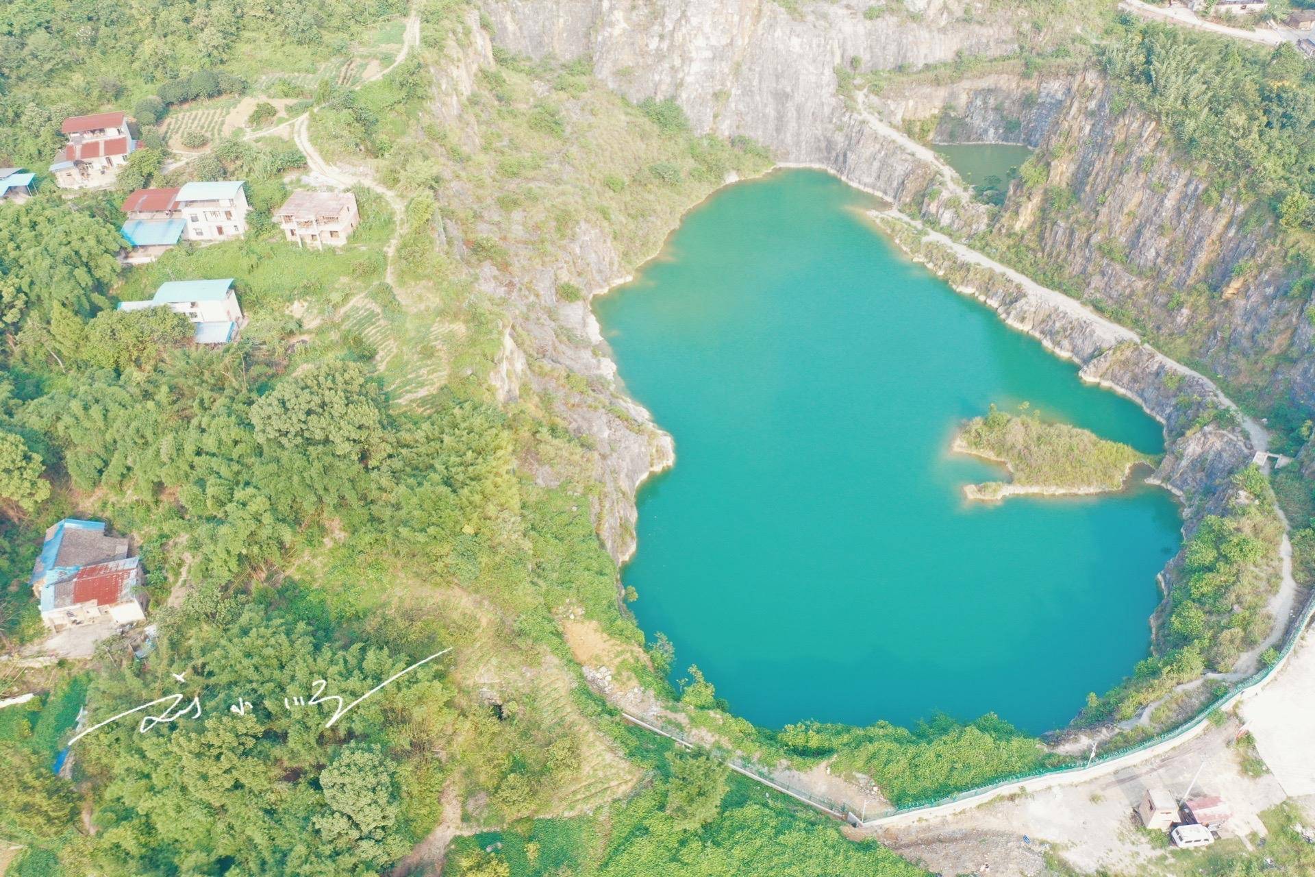 重庆有个"网红矿坑",就在巴南区,从高空看下来就像一颗爱心_天堂坝