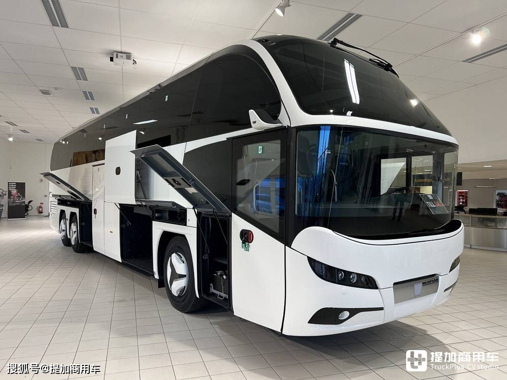它是国产大巴的导师,实拍最新款尼奥普兰cityliner豪华巴士