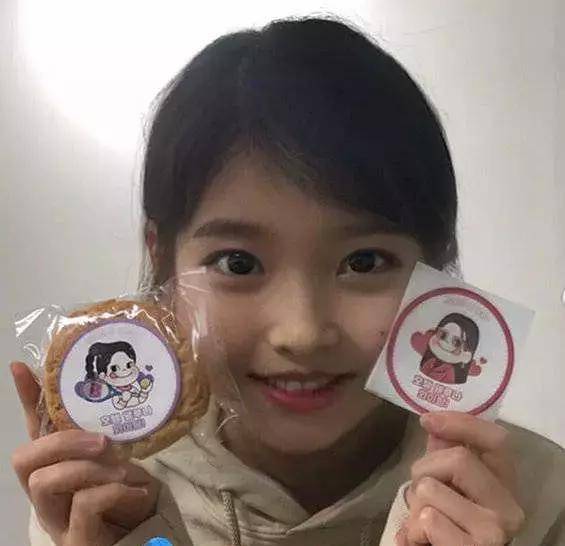 最后是裴秀智,她的长相也是非常讨喜非常舒服,五官不是很惊艳,但看