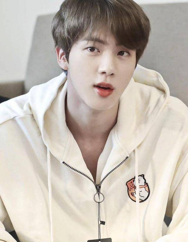 接下来是车银优,他是韩国的"脸蛋天才",优越的颜值也是帮助他变得越来